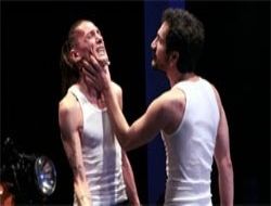 Behzat Ç. ekibi Mojo'yla tiyatro sahnesinde