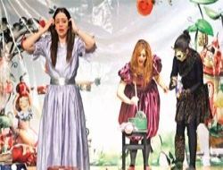 Yenimalleli çocuklar Harikalar Diyarında