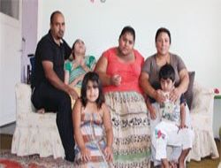 Çocukları için sokaklarda çöp topluyor