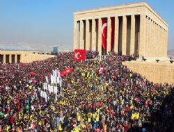 Anıtkabir'de ‘sarı lacivert' kare