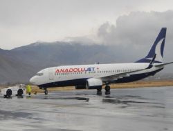 Uçağa yıldırım isabet etti