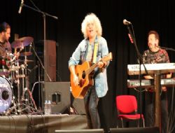 Yeni Türkü'lü yardım konseri