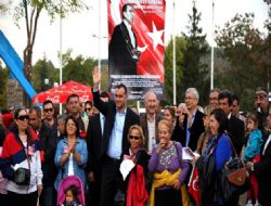 Cumhuriyet şarkıları söylediler