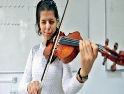 Müzik sevgisi hayata bağladı