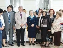 Yardım panayırında defile krizi