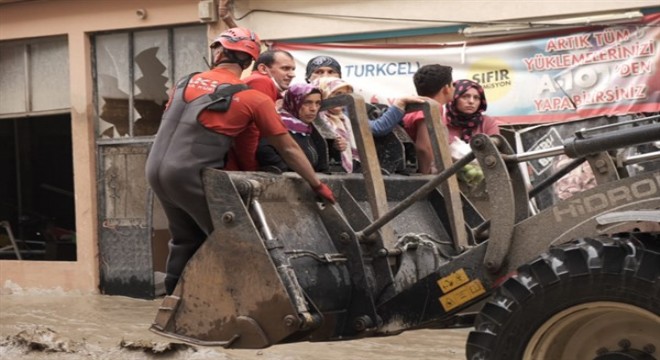 AKUT, geri dönen Karadeniz sel felaketinde 79 insanı kurtardı