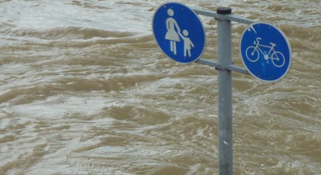 Ayancık'ta mahsur kalanlar helikopterlerle tahliye ediliyor