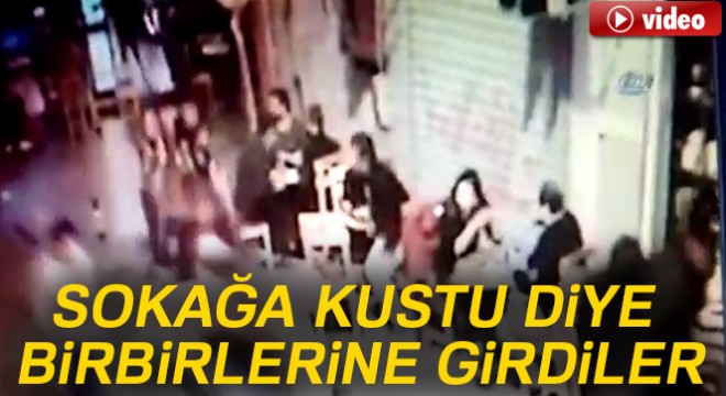 Kadıköy'de dün gece 2 kişinin yaralandığı sandalyeli kavga kameralarda