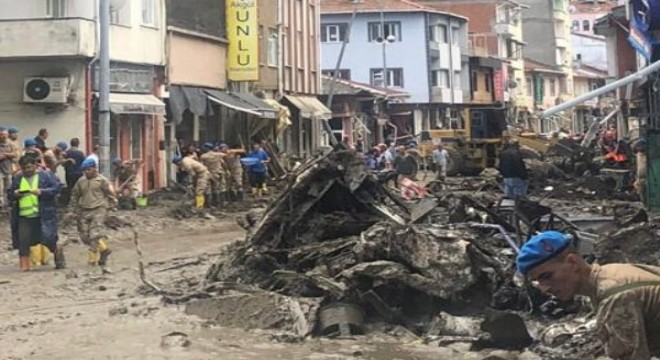 Sel bölgesinde enkaz kaldırma ve temizlik çalışmaları sürüyor