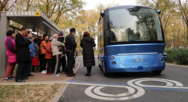 Çin'in ilk sürücüsüz ticari otobüsü, yolcu taşımaya başladı